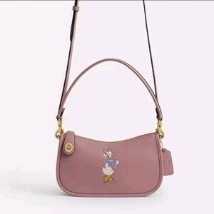 Disney x Coach Collabo Swinger Bag / Daisy Duck CDN04 B4PF6 Dusty Pink